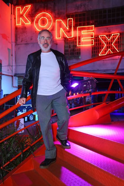 Leo Sujatovich, reconocido como Arreglador/Orquestador en los Konex a la Música Popular