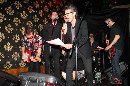 Leo trepó al escenario y sorprendió a todos con su performance como cantante. Mucha actitud.