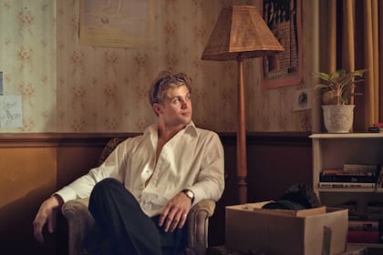 Leo Woodall confesó que vio la película "Siempre el mismo día", protagonizada por Anne Hathaway y Jim Sturgess en 2011, para prepararse antes de hacer el casting para la serie en la que finalmente obtuvo el papel principal.