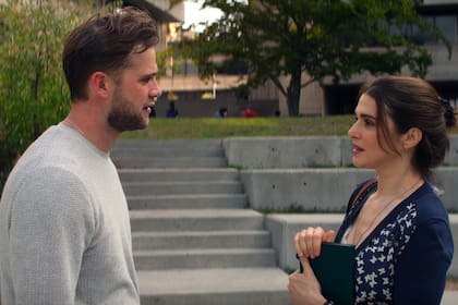 Leo Woodall y Rachel Weisz en una escena de la miniserie de Netflix