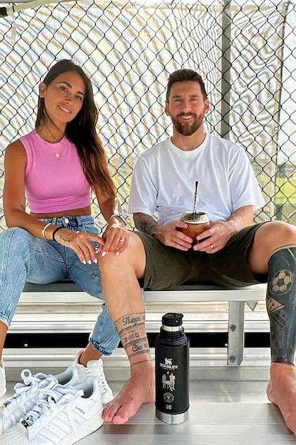 Leo y Anto no pierden la costumbre de llevar el mate a todos lados. A él incluso se lo ve con el termo en la mano tanto a la entrada como a la salida de sus entrenamientos.