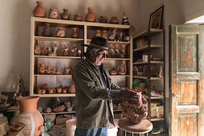 Leocadio Toconas, rodeado de vasijas, ollas y jarrones de cerámica en su propio taller de Humahuaca.
