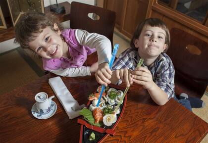 León (7) y Francisca (4) ya tienen un plato preferido en el restaurante japonés Yuki