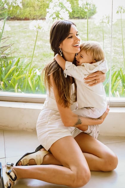 León a puro mimo con mamá