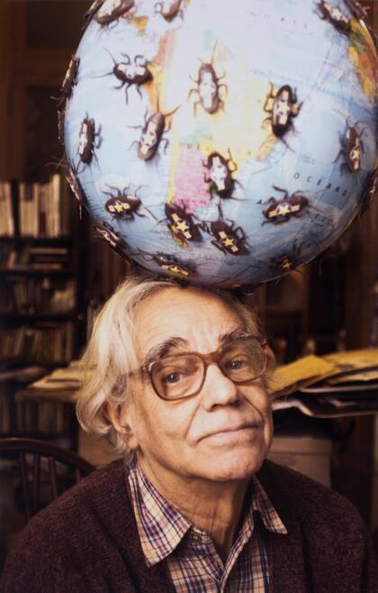 León acumulaba en su taller objetos diversos, como cucarachas de plástico, para crear gran parte de sus obras