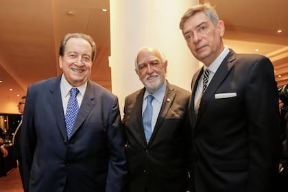 León Arslanian, exministro de Justicia, Horacio Rosatti, presidente de la Corte Suprema de Justicia de la Nación Argentina, y Ricardo Gil Lavedra