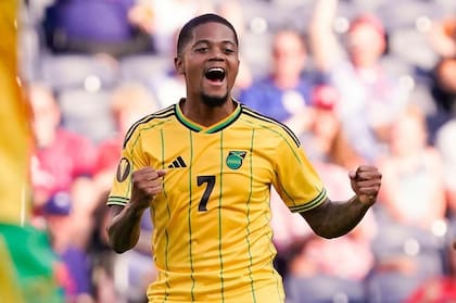 Leon Bailey grita un gol para la selección de Jamaica