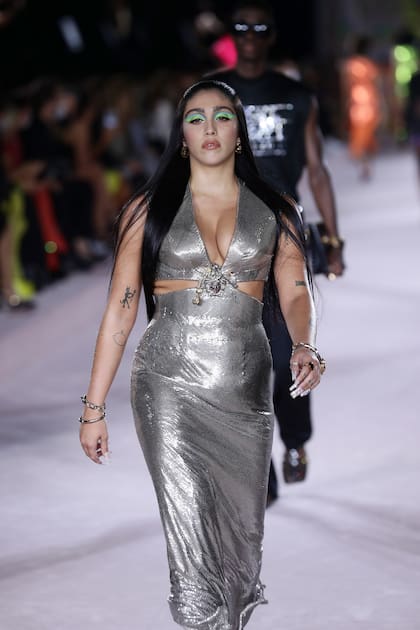 Leon camina por la pasarela en el desfile de Versace durante la Semana de la Moda de Milán, y no pasa desapercibida