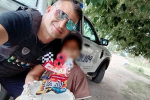 Un niño pedía monedas para un bizcochuelo y terminó festejando su cumpleaños con policías