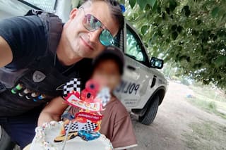 Un niño pedía monedas para un bizcochuelo y terminó festejando su cumpleaños con policías