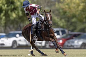 León Donoso en acción, jugando para Ellerstina La Zeta en la Copa República Argentina: "la tiene atada", suele escucharse afuera de la cancha