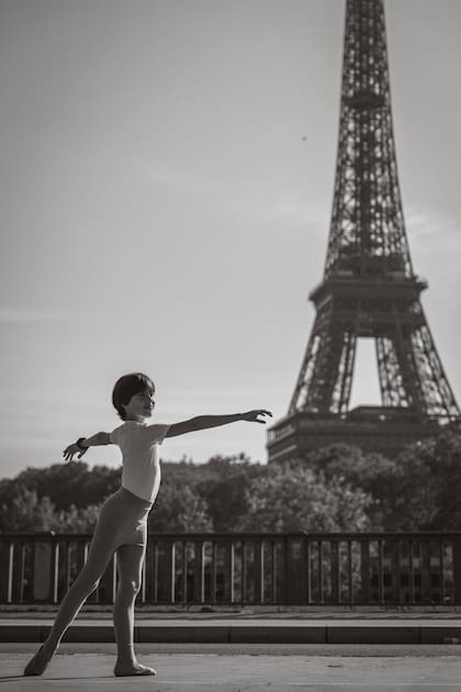 León, en julio pasado, con el uniforme de malla gris de la Ópera de París y la Torre Eiffel como telón de fondo
