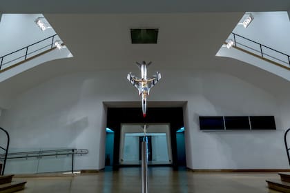 El Bellas Artes exhibe en su hall de entrada la obra de León Ferrari "La civilización occidental y cristiana" (1965), visible desde la puerta del museo. Se trata del emblemático Cristo de santería crucificado en un bombardero de la Fuerza Aérea estadounidense