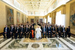 León Giego le cantó "Solo le pido a Dios" al Papa Francisco en el Vaticano