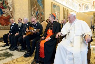 León Giego le cantó "Solo le pido a Dios" al Papa Francisco en el Vaticano; a su lado, el cardenal Miguel Ayuso, presidente del Pontificio Consejo del Diálogo Interreligioso