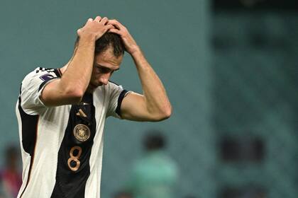 Leon Goretzka se lamenta después de la sosrpresiva victoria de Japón ante Alemania en la fecha 1