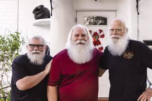 Leon McBride, Lee Andrews y Rick Hyman, tres amigos que cada año viajan más de 10 horas para interpretar al personaje más icónico de la Navidad
