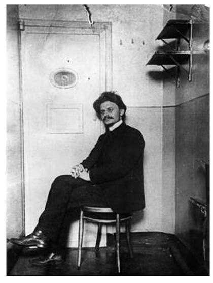 León Trotski en su celda de la Fortaleza de San Pedro y San Pablo, tras la disolución forzosa del Sóviet de San Petersburgo, en diciembre de 1905