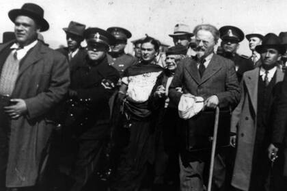 León Trotsky junto a su esposa Natalia Sedova y la artista mexicana Frida Kalho, con quien el revolucionario entabló una amistad durante su exilio