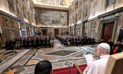 León XIV ante una concurrida audiencia en el Vaticano