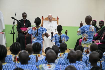 León XIV observa mientras unos niños bailan durante su visita al orfanato Ngul Zamba en Yaundé, Camerún