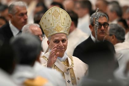 León XIV se despide de los fieles tras finalizar la Misa Crismal en San Juan de Letrán, duarnte el inicio de su primera Semana Santa al frente de la Iglesia Católica