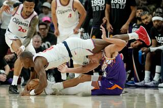 Leonard anota 25 puntos y Clippers retoman el triunfo con paliza 117-93 sobre Suns