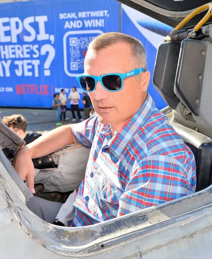 Leonard finalmente a bordo de un Harrier 27 años después, en la promoción del documental "Pepsi, dónde está mi jet"