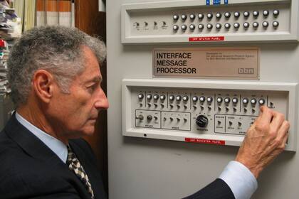 Leonard Kleinrock junto a un IMP, el procesador de mensajes que servía de router primigenio para conectar dos computadoras