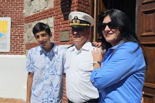 Así es vivir y trabajar en el centenario faro: crónica de una familia que custodia el mar