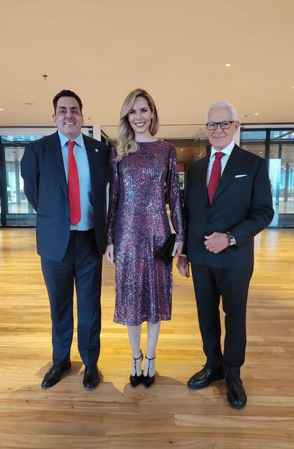 Leonardo Cifelli, Elina Costantini y Eduardo Costantini. "Como secretario de Cultura, quiero agradecerte. Éste título de Personalidad Emérita de la Cultura de la Nación no es un punto de llegada, sino un símbolo de un camino que seguirá inspirando a muchos", destacó el secretario de Cultura