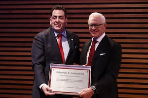 Leonardo Cifelli le entregó una placa