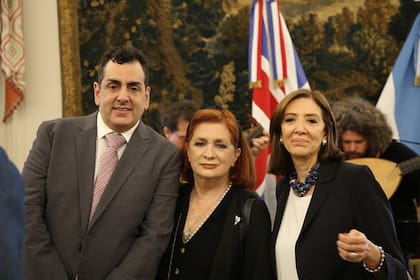 Leonardo Cifelli, secretario de Cultura de la Nación, Teresa González Fernández, presidente de ALPI, y Adriana Vaccaro, subdirectora ejecutiva