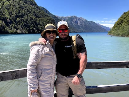 Leonardo con su mamá, en Puerto Blest, Argentina.