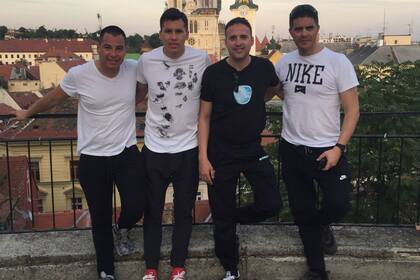 Leonardo, con sus amigos que fueron a ver el debut en la Champions
