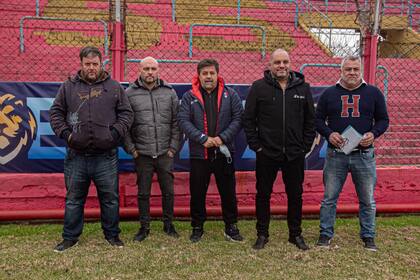 Leonardo Cositorto junto a Diego Elías y Ricardo Caruso Lombardi en el estadio de Deportivo Español