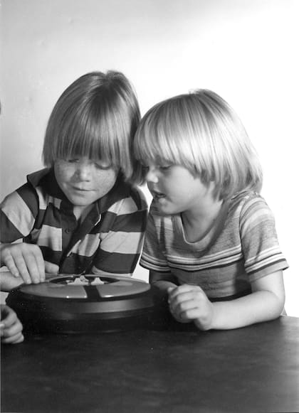 Leonardo Di Caprio con su hermano Adam en una postal de su dura infancia