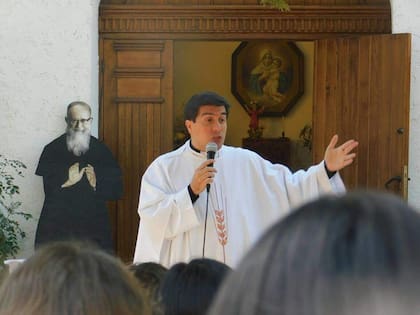 Leonardo Di Carlo, el ginecólogo mendocino que se convirtió en sacerdote