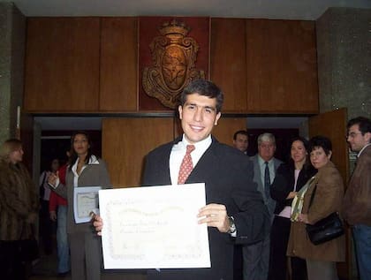 Leonardo Di Carlo posa orgulloso con su diploma de Médico