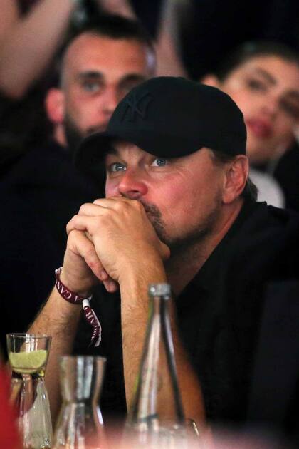 Leonardo DiCaprio compartió mesa con Robert De Niro y fue sin su novia, Camila Morrone.