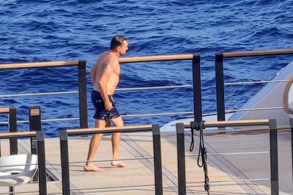 Leonardo DiCaprio disfruta de un partido de voley a bordo de una embarcación de lujo en Capri, Italia