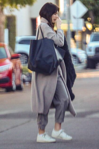 Ajena a las noticias que muestran a su ex, Leonardo DiCaprio, con una nueva novia, la modelo y actriz argentino-estadounidense Camila Morrone le hace frente al invierno con una gabardina beige y pantalones jogger, zapatillas deportivas blancas y bolso XL negro