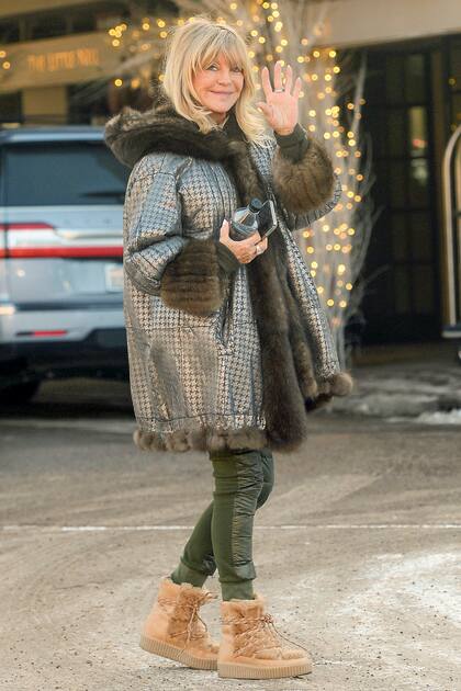 Goldie Hwan nunca pierde su gracia: vestida con un camperón en tonos plateados y detalles de piel, pantalón verde militar y botas de invierno marrones, la actriz se paseó por Aspen
