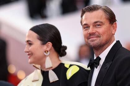 Leonardo DiCaprio fue otra de las celebridades más requeridas por la prensa y aclamadas por el público; aquí, junto a Lily Gladstone