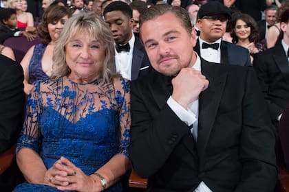 Leonardo DiCaprio junto a su madre, en una ceremonia de los premios Oscar
