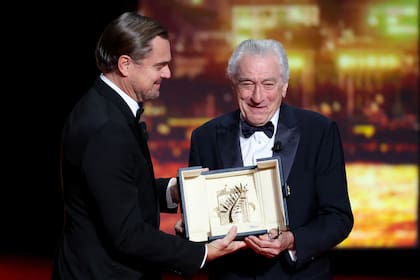 Leonardo DiCaprio le entregó a su amigo, Robert de Niro, la Palma de Oro de Honor por su extensa trayectoria.