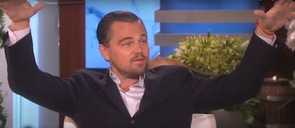 Leonardo DiCaprio mientras relataba cómo caía desde el paracaídas (Foto: Captura YouTube TheEllenShow)