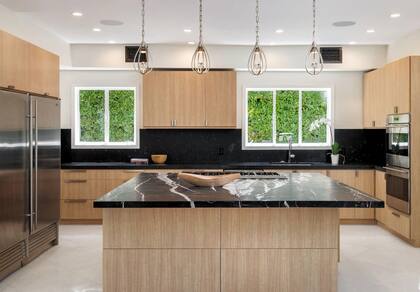 Leonardo DiCaprio puso el inmueble bajo la cartera de Hilton & Hyland, una corredora de bienes raíces prestigiosa en Estados Unidos, toda la casa pasó por una exhaustiva remodelación