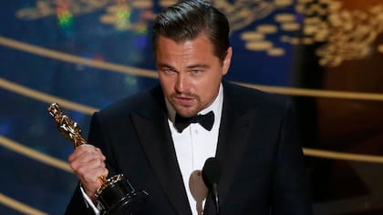 Leonardo DiCaprio con el Oscar que ganó como Mejor actor por su trabajo en El renacido