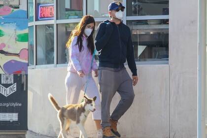 Leonardo DiCaprio y Camila Morrone, su novia, también eligieron no descuidar el paseo de su can